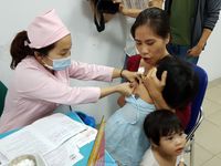 Nghe đồn thổi, nhiều gia đình không tiêm vaccine cho con