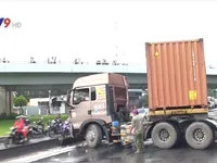 TP.HCM: Nổ lốp trong mưa, xe container đâm dải phân cách