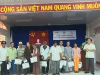 Quỹ Tấm lòng Việt tặng quà cho người nghèo Cà Mau