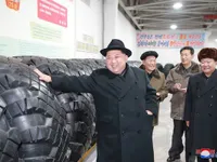 Nhà lãnh đạo Triều Tiên Kim Jong-un thăm nhà máy chế tạo lốp xe chở tên lửa