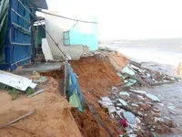 Landslides causes houses to collapse in Binh Thuan