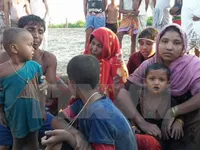 Thêm hàng chục nghìn người Rohingya vượt biên sang Bangladesh