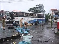 Quảng Trị: Xe khách đâm nhau trước bến xe Đông Hà, tài xế nhập viện
