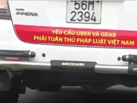 TP.HCM yêu cầu taxi Vinasun gỡ bỏ các biểu ngữ phản đối Uber, Grab