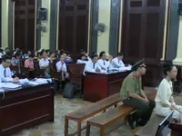 Hoa hậu Phương Nga tiếp tục giữ quyền im lặng trong phi&ecirc;n xử