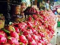 Thanh long rớt giá, giá tại siêu thị và các chợ vẫn cao
