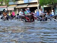 Triều cường hiếm gặp gây ngập sâu kéo dài