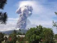 Núi lửa phun trào tại đảo Sulawesi, Indonesia