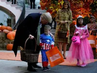 Vợ chồng Tổng thống Mỹ phát kẹo Halloween cho trẻ em