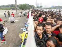 VIDEO: Hàng dài người hâm mộ xếp hàng mua vé trận ĐT Việt Nam - ĐT Malaysia