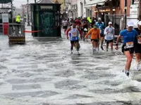 Giải marathon 'ngập nước' tại Venice, Italy