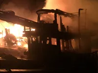 2 t&agrave;u c&aacute; đang neo đậu tr&aacute;nh b&atilde;o bất ngờ bốc ch&aacute;y