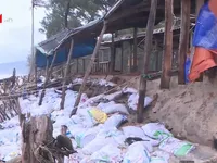 Sạt lở nhiều điểm ven biển Thừa Thiên - Huế do mưa lớn