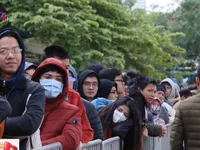 Hàng nghìn CĐV xếp hàng nhận vé xem chung kết lượt về AFF Cup