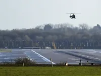 Bắt 2 đối tượng li&ecirc;n quan tới sự cố ở s&acirc;n bay Gatwick, Anh