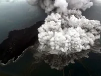 Indonesia nâng mức cảnh báo hoạt động của núi lửa Anak Krakatau