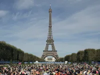 Pháp đóng cửa tháp Eiffel do lo ngại biểu tình