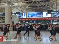 Biểu diễn flashmob mừng năm mới tại sân ga Nam Kinh, Trung Quốc