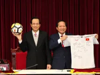 Đấu giá quả bóng và chiếc áo đấu đội tuyển U23 tặng Thủ tướng