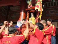 H&agrave;ng ngh&igrave;n người trật tự xem rước kiệu B&agrave; ở th&agrave;nh phố mới B&igrave;nh Dương