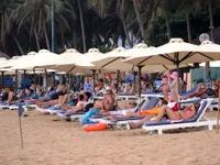 Bãi biển Nha Trang bị lấn chiếm, thu hẹp đến ngột ngạt