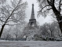 Tháp Eiffel đóng cửa do tuyết rơi dày