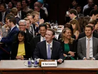 Mark Zuckerberg bị thượng nghị sĩ Dick Durbin hỏi xoáy đời tư