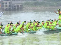 Rộn r&agrave;ng lễ hội bơi chải S&ocirc;ng L&ocirc; trong dịp giỗ Tổ H&ugrave;ng Vương