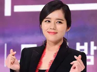 Han Ga In dù con còn nhỏ vẫn quay lại phim trường