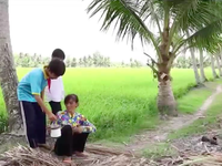 Cặp lá yêu thương: Đưa cơm cho mẹ