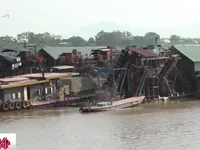 Tràn lan tàu khai thác cát trái phép trên sông Hồng