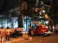 Cảnh sát giải cứu 4 người ra khỏi nhà cổ bị sập ở TP.HCM