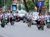 Nhiều học sinh ở Hòa Bình đi xe đạp điện không đội mũ bảo hiểm