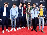 BTS trở thành nhóm K-pop đầu tiên dẫn đầu bảng xếp hạng Billboard 200