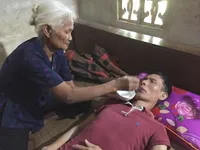 Vợ nguy kịch khi đi mua cháo chăm chồng chấn thương sọ não
