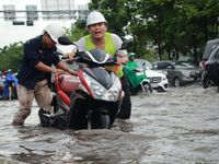 TP.HCM: Đường ngập nặng dù siêu máy bơm được đưa vào hoạt động