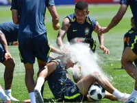 Đồng đội Brazil ném trừng và bột vào Coutinho trên sân tập World Cup 2018