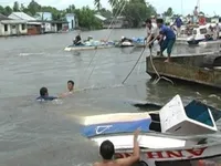 Ca nô va chạm với sà lan trên sông Hậu, ít nhất 5 người thương vong