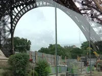 Pháp xây tường kính quanh tháp Eiffel chống khủng bố