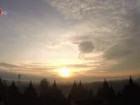 Ngắm bình minh đẹp mê hồn trên đỉnh đền Borobudur, Indonesia