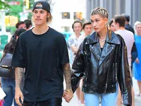 Justin Bieber công khai hôn tình mới trên phố