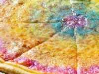 Độc đáo bánh pizza 7 sắc cầu vồng