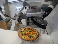 Robot l&agrave;m b&aacute;nh pizza tại Ph&aacute;p