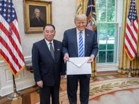 Bức thư 'khổng lồ' ông Kim Jong-un gửi ông Donald Trump