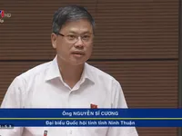 'Trường đạt chuẩn mà sân trường mỗi lần tập trung mời 5 cháu mỗi lớp, trường THCS dùng bàn ghế cấp 1?'