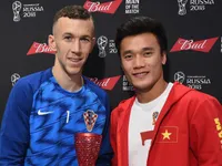 Bùi Tiến Dũng trao giải Cầu thủ xuất sắc nhất trận Anh - Croatia cho Perisic