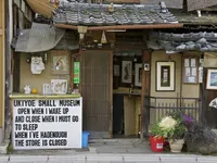 Th&uacute; vị bảo t&agrave;ng mở cửa, đ&oacute;ng cửa theo giờ ngủ của chủ nh&acirc;n ở Nhật Bản