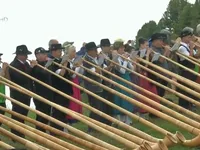 Th&uacute; vị cuộc thi thổi k&egrave;n gỗ truyền thống ở Thụy Sĩ