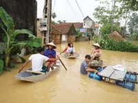 Gia tăng bệnh ngoài da và đau mắt tại vùng ngập lụt Chương Mỹ