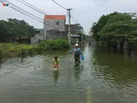 Ngập lụt ở Chương Mỹ: Gian nan đường tới trạm xá